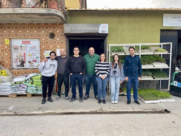 A equipa da Terraperene à porta da loja, em Leiria